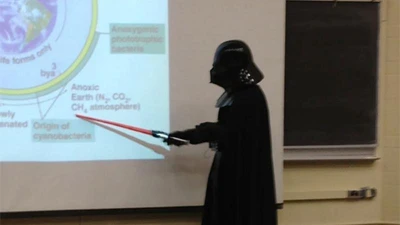 Những trang phục 'quái dị' của thầy cô trên thế giới 