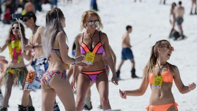 Hàng ngàn người mang bikini đi... trượt tuyết ở Nga