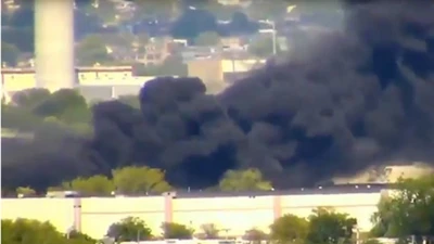 Máy bay đâm vào tòa nhà ở Mỹ bốc cháy