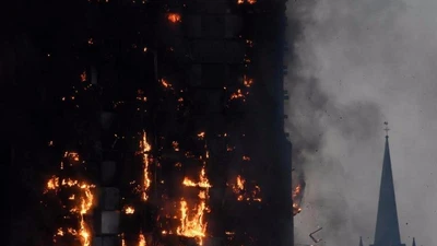 Cõng mẹ tật nguyền chạy 27 tầng lầu thoát 'hỏa ngục'