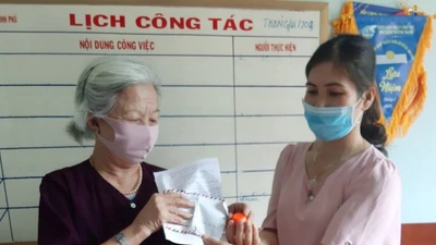 Cụ già ủng hộ 1 đôi bông tai và 3 triệu chống COVID-19