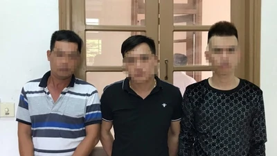 9 người chơi ma túy đi ô tô lạng lách gần chốt COVID-19