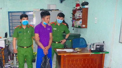 Bắt kẻ trộm két sắt lấy nhiều tiền, vàng rồi bỏ trốn