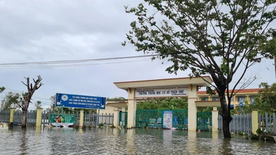 Bão vừa qua, người dân miền Trung lại tất tả chạy lũ