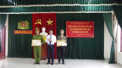 Khen thưởng đại uý công an và thanh niên cứu người nhảy cầu tự tử