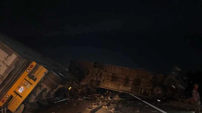 Xe tải và xe đầu kéo va chạm trên cao tốc Đà Nẵng - Quảng Ngãi, 2 người bị thương