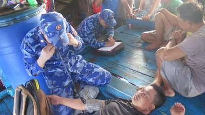 Dự kiến trưa 20-10 các ngư dân sống sót trong vụ chìm tàu câu mực sẽ vào bờ