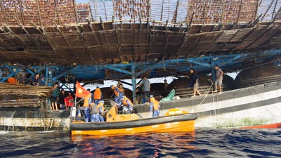 Hình ảnh cảnh sát biển tiếp cận, hỗ trợ ngư dân tàu câu mực bị chìm