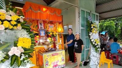 Gia đình lo hậu sự cho cháu Đ sau khi tử vong tại Bệnh viện Phụ sản - Nhi Quảng Nam. Ảnh: TN