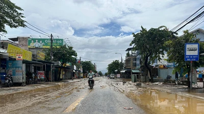 Trời miền Trung bắt đầu có nắng, lũ rút dần
