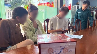 Du khách nước ngoài bay flycam trái phép tại Đà Nẵng bị lập biên bản. Ảnh: QC