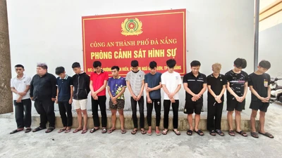 Nhiều thanh niên liên quan tại cơ quan công an. Ảnh: CA