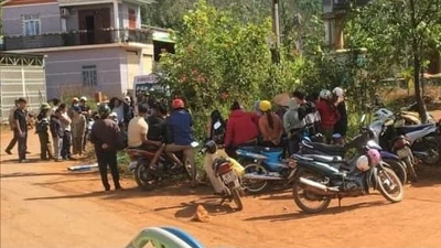 Phát hiện 1 thanh niên tử vong trong tư thế nằm gục trên xe máy 