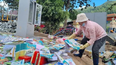 Giáo viên gác việc nhà, lo dọn bùn trường học sau bão số 13