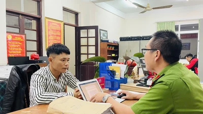 Nam thanh niên dùng dao cướp tiền của một phụ nữ bán bánh bèo