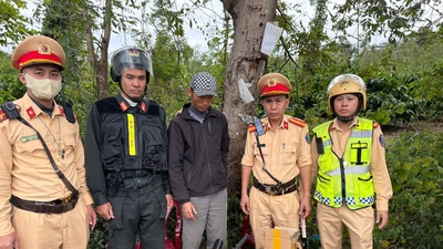 Cảnh sát phát hiện súng trên xe đầu kéo, tài xế khai mua về bắn chim