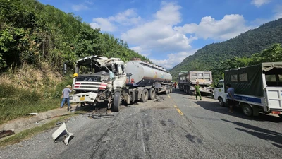 Xe đầu kéo va chạm xe chở xăng dầu trên đèo Phượng Hoàng