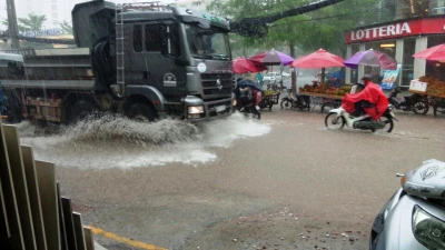 Đường mới chống ngập lại ngập như sông