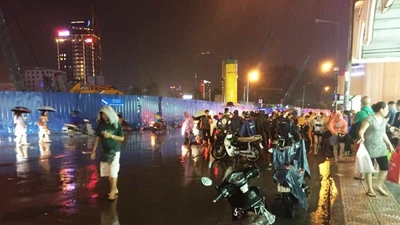 Mưa lớn, chợ Bến Thành lần đầu bị ngập