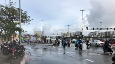 Xe container lật ngửa khi vào khúc cua trên đường