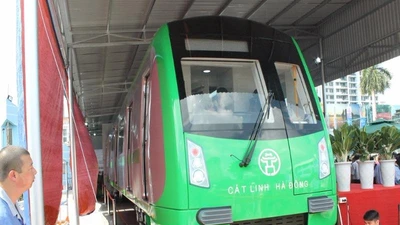  Tàu điện Trung Quốc tuyến Cát Linh - Hà Đông về tới VN