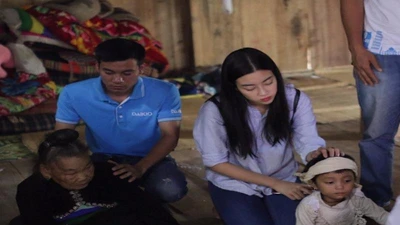 Kẹt ở tâm lũ, hoa hậu Đỗ Mỹ Linh làm từ thiện