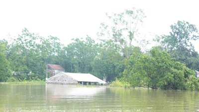 2.700 nhà dân Hà Nội vẫn ngập chìm trong lũ