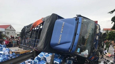 Cứu nhiều xe mất phanh khi xuống dốc, đổ đèo