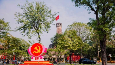 Cờ hoa rực rỡ, không khí Đại hội XIV hiện diện khắp phố phường Hà Nội