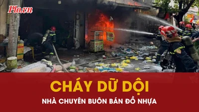 Hiện trường vụ cháy ngôi nhà chuyên bán đồ nhựa, cột khói bốc cao hàng chục mét