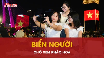 ‘Biển người’ xuống phố trung tâm TP.HCM chờ xem pháo hoa mừng đại lễ