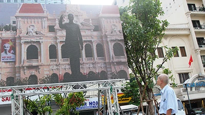 Người dân TP.HCM về xem tượng đài Bác Hồ 