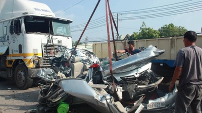 Xe đầu kéo tông nát xe con, 5 người cùng một nhà thiệt mạng
