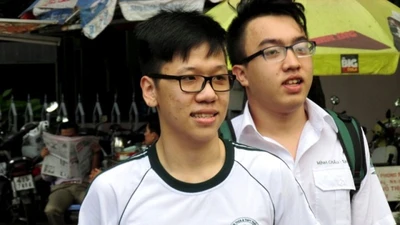 Mời bạn đọc xem đề thi, gợi ý bài giải môn thi Vật Lý 