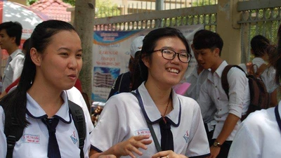 Mời bạn đọc xem đề thi, bài giải môn Văn 