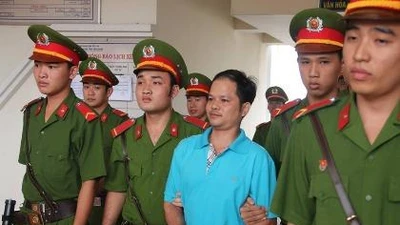 Vụ chai nước có ruồi giá 500 triệu đồng: Vẫn mở phiên tòa!