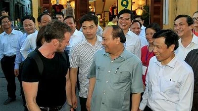 Xe hộ tống Thủ tướng vào phố đi bộ: Người trong cuộc nói gì?