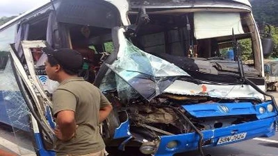 Xe tải dìu xe khách mất phanh lao đèo thoát tai nạn thảm khốc