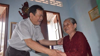 Báo Pháp Luật TP.HCM về nguồn thăm các mẹ VNAH 