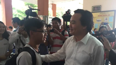 Bộ trưởng Phùng Xuân Nhạ thị sát công tác chuẩn bị thi 