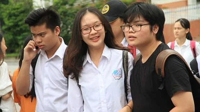 Đề ngoại ngữ quá dễ, thí sinh thở phào rời phòng thi 