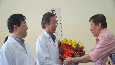 Ông Hoa trao hoa cảm ơn y bác sĩ BV Bệnh Nhiệt đới. Ảnh: Minh Tâm