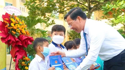 Chủ tịch TP.HCM nhắn nhủ phụ huynh Cần Giờ 'càng khó càng cho con đi học'