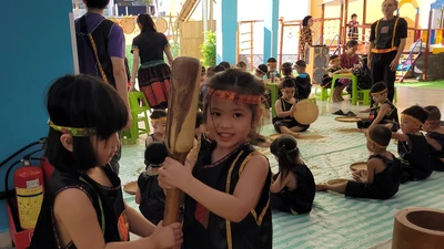 Bé mầm non thích thú giã gạo, gánh nước, uống ... rượu cần