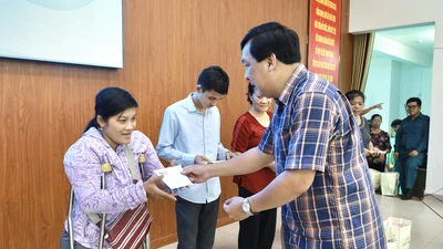 Mang xuân yêu thương đến với bà con phường 4, quận Tân Bình