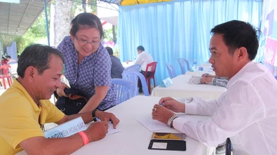 Tặng hàng trăm cẩm nang an toàn thực phẩm và báo cho công nhân