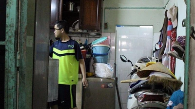 Người dân khổ sở vì nước xối xả tràn vào nhà