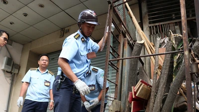 Phó chủ tịch quận 5 xuống đường dọn dẹp vỉa hè