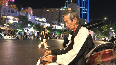 Tiếng Guitar Hawaiian của nhạc công già giữa Sài Gòn