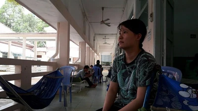 Vợ người lính Trường Sa: 'Mong phép màu cho con tôi!'